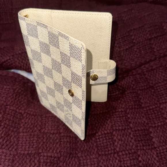 Men’s or Women’s Louis Vuitton Azur Rare Pocket/ Passport holder! Pre-loved! 🔥 - Picture 6 of 15